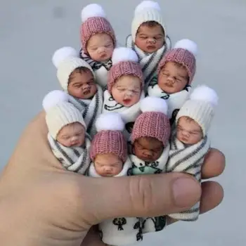 2021 Quente Simulação Bebê Recém-Nascido Ornamentos Linda Alça De Brinquedo Simulação Do Dedo Do Bebê Boneca Real Roupa Real Chapéu Cor Aleatória