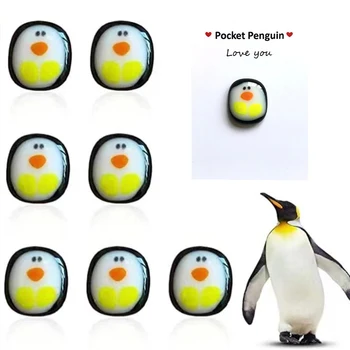 Um Pouco de Bolso Penguin Abraço da Lembrança do Ornamento Bonito Presente com uma Pequena Mensagem do Cartão Distância Social Presente Durante o Bloqueio Em Stock
